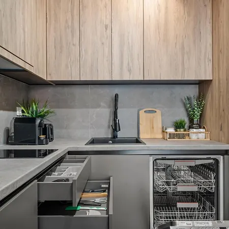 Awesome Deluxe * بوخارست