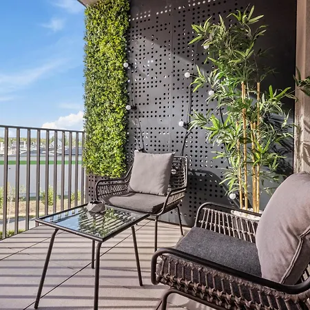 Awesome Deluxe בוקרשט