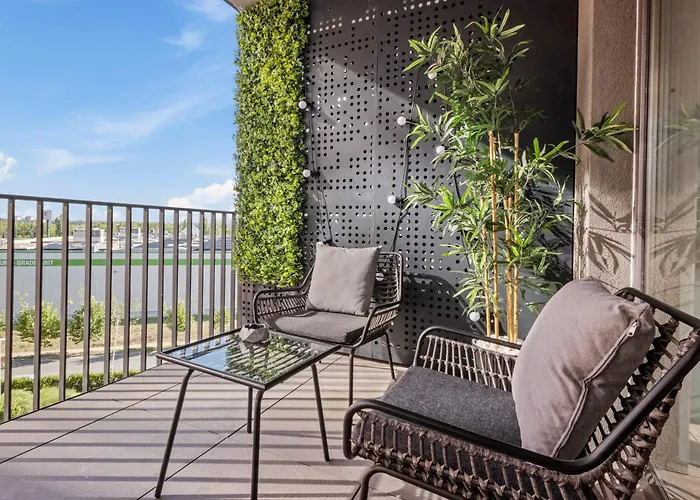 Awesome Deluxe ブカレスト